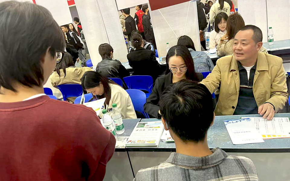 1730179957331295oi1g.png 团队照-优化网站.png